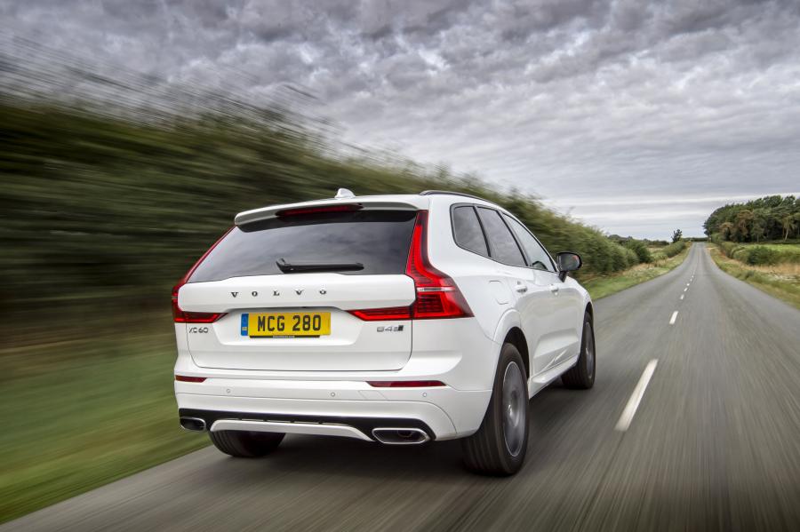  Volvo XC60 B4 R-Design 2019 года  (UK) (фото 3 из 26)